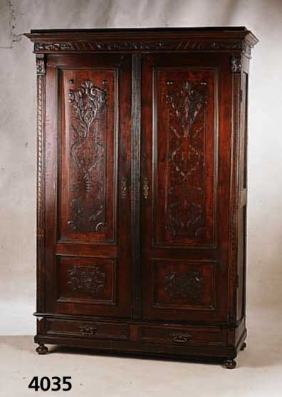 Kleiderschrank, deutsch, 1880/90, Korpus Weichholz, Front Nußbaum massiv, Flachschnitz- erei aus dem Vollholz, Lisenen im Kerbschnitt, Kopf mit ...
