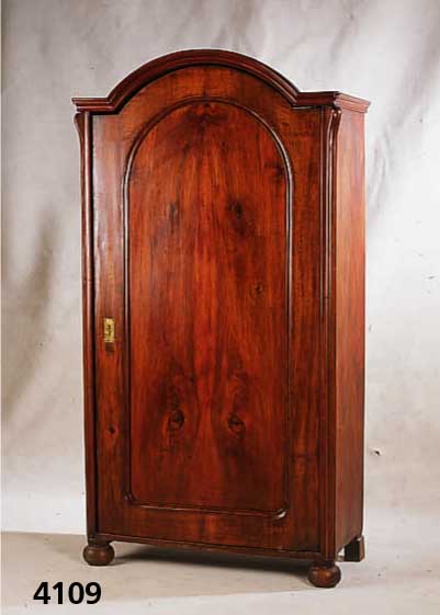 Kleiderschrank, sÜddeutsch/Österreich, um 1870 /80, Korpus Weichholz, Nußbaum, Wurzelnußfur- nier, Seiten abgekantet, Lisenen mit leichtem ...