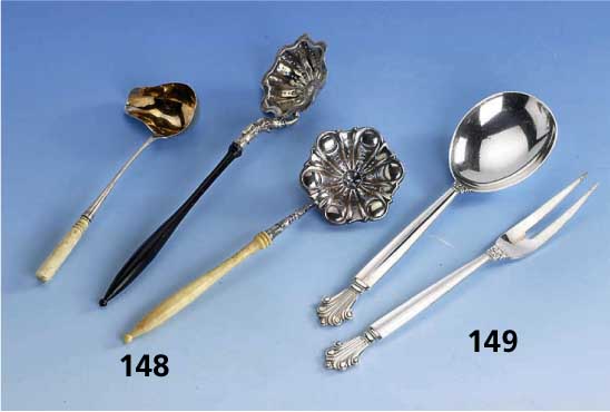 Konvolut 2 ZuckerstreulÖffel und kl. Saucenkelle, Silber, 2 x griffe Bein, 1 x Griff Holz geschwÄrzt, zw. 1810-35, sammelw.
