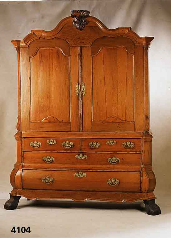 Kabinettschrank, Holland, zwischen 1780/1830, Eiche massiv, Gibel 4-fach geschwungen, Unterteil passig, leicht bombiert, Schlaglei- ste 6-fach ...