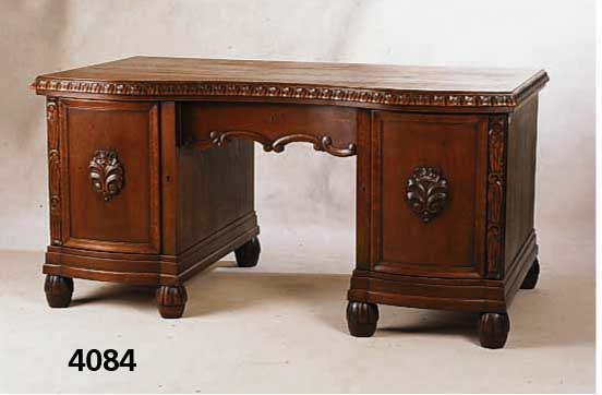 Schreibtisch, deutsch, um 1918/25, Eiche massiv bzw. Weichholz, Front doppelt geschwu- ngen, aufgesetzte Schnitzerei, schÖne Maserung , Lisenen ...