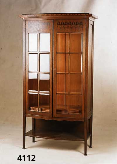 Vitrine, deutsch, um 1900/05, wohl MÜnchen, große NÄhe zu Bruno Paul, Korpus Hartholz, Eichefurnier, intarsiert, abstrakt floral, bordenartig, ...