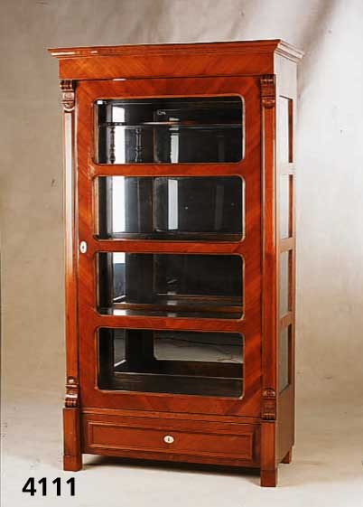 Vitrine, mitteldeutsch, um 1840/50, Korpus Weichholz, Kirschholz, z.T. Kirschwurzel, ge- spiegelt, Lisenen aus dem Vollholz, Veluten aus dem ...