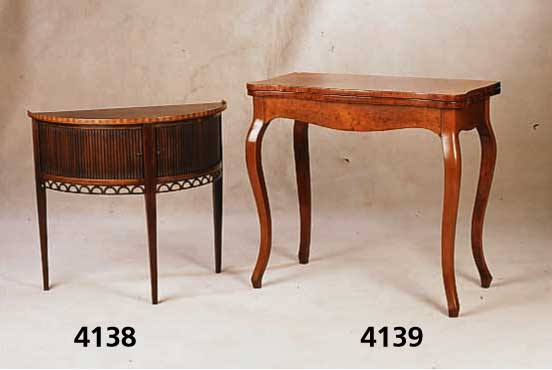Spieltisch, deutsch, um 1840/50, Korpus Weichholz, Beine massiv Nußbaum, Schauseite Wurzelnuß, 4-fach gespiegelt, lebhaft, aufge- klappt ...