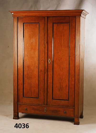 SpÄtbiedermeierschrank, deutsch/Österreich, um 1835/40, RÜckseite Weichholz, sonst Eiche massiv, abgelagertes Holz, Lisenen 5-fach ge- rieft, ...