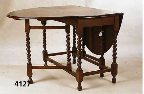 Oblongtable, England, um 1900, Eiche massiv, gedrechselte SÄulenbeine, seitlich aufklapp- bar, als Konsole verwendbar, leichte Gebrauchs spuren, ...