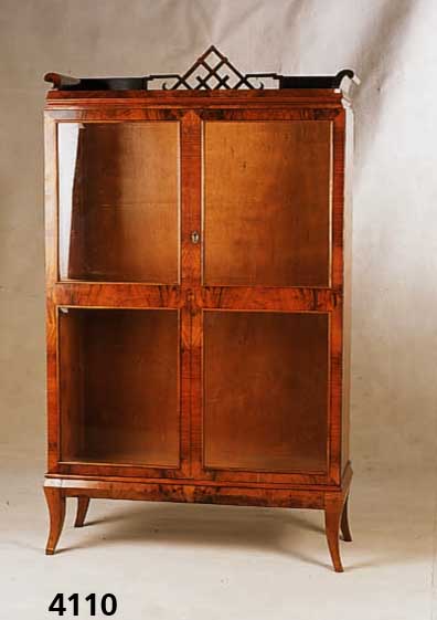 Vitrinen- bzw. Glasschrank, deutsch, um 1928/ 32, sog. Deutsches MÖbel, Korpus Weichholz, Hartholz, kaukasisch Nußbaum, gespiegelt, 3 ...