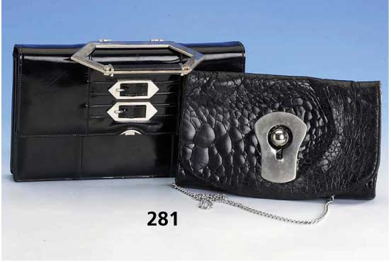 Konvolut 2 schwarze Ledertaschen: 1 x 30er Jahre, geprÄgt, Metalltragekette; 1 x 50er Jahre, Glanzlackleder, ausgefallener BÜgel, Gebr.-spuren