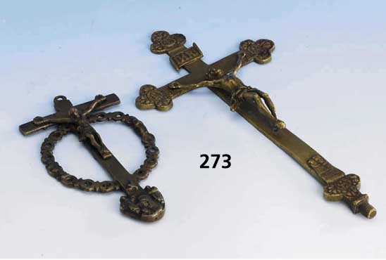 Konvolut 2 Kruzifixe: 1 x Frankreich 19. Jh, Gelbguß, L. ca. 20 cm, unten mit Schraubgewinde, 1 x Niederlande 17. Jh., Bronze, L. ca. 12 cm