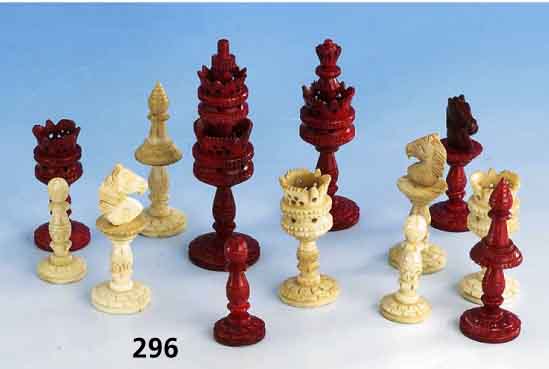 32 Schachfiguren, Indien 20er Jahre, Bein 1 x rot gefÄrbt, 1 x naturfarben, reiche Schnitzerei, Gebr.-Spuren