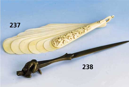 FÄcher, Elfenbein, Niederlande um 1840/50, Platten verlaufend, geschnitzte Platte mit Rosendekor, L. ca. 20.5 cm