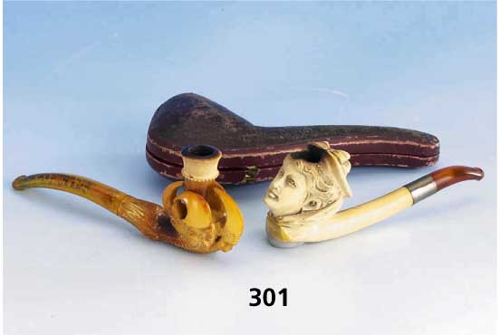 Konvolut 2 Meerschaumpfeifen, deutsch um 1880/90, 1 x Frauenkopf, MundstÜck Bern- stein, Orig.-Etui, 1 x Klaue (fÜr den engl. Markt), ...