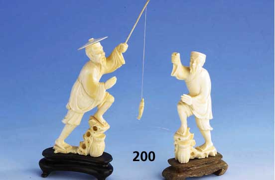 2 Elfenbeinfiguren, China 60er Jahre, 2 Angler, (1 x Angel fehlt), vollplastische Schnitzerei, 1 x Hut geklebt, jew. auf Sockel, Figurenh. ca. 14 ...