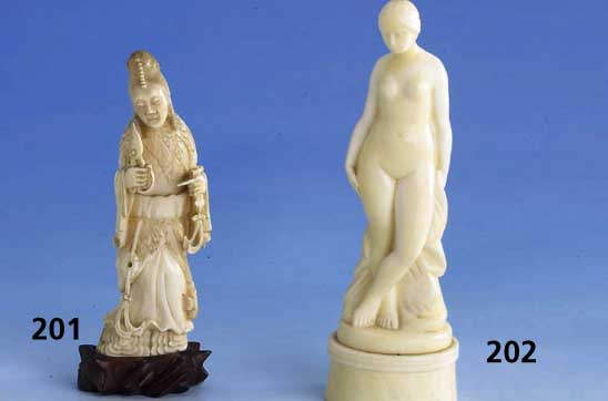 Elfenbeinfigur Kulturbringerin, China um 1920/30, vollplastische Schnitzerei, auf Sockel, H ca. 13 cm