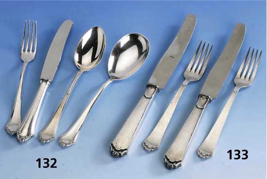 42-teil. Besteck, deutsch ca. 30er Jahre, 925er Silber, Barockstil, ungemarkt, best. aus: 12 Messer, 12 Gabeln, 1 gr. Gabel, 12 LÖffel, ...