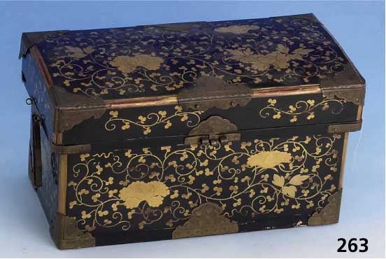 Schrein fÜr Teezeremonie, Holz und Lack, Japan um 1870/90, Goldmalerei, BeschlÄge Metall graviert, Reste alter Vergoldung, innen mit ...