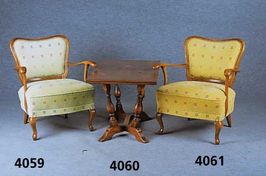 Cocktailsessel, deutsch um 1950, Gestell ma ssiv Buche auf Nußbaum gebeizt, neu bezogen un d gepolstert im Stil der Wiener Sezession, woh nfertig, ...
