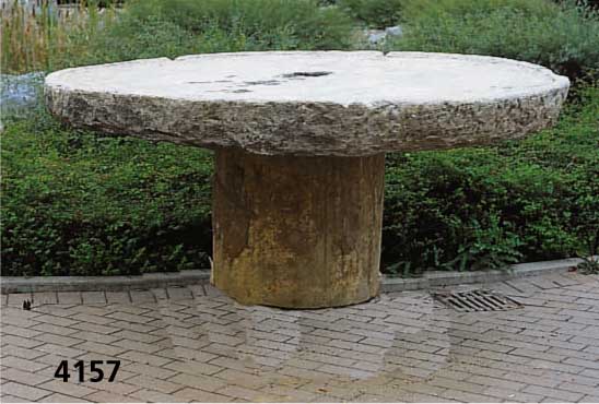 Steintisch, MÜhlstein aus Granit, mit Fuß etwa 150 Jahre alt, Rillen fÜr Mahlgut sichtba r, Abnutzungsspuren, selten im Angebot, H. ca 72 cm, ...