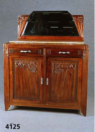 ArtDeco-Buffet, Frankreich, um 1920, Maha- goni, mit Spiegelaufsatz, facettiert, auflie- gende Marmorplatte, 2 Schubladen, FrÜchtedar- stellung ...