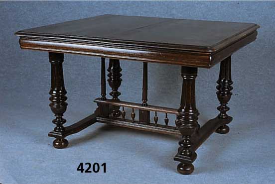 Ausziehtisch, Frankreich, um 1880, Eiche massiv, reich geziert, mit reicher Drechselar- beit, min. Altersspuren, Einlegeplatten nicht vorhanden, ...