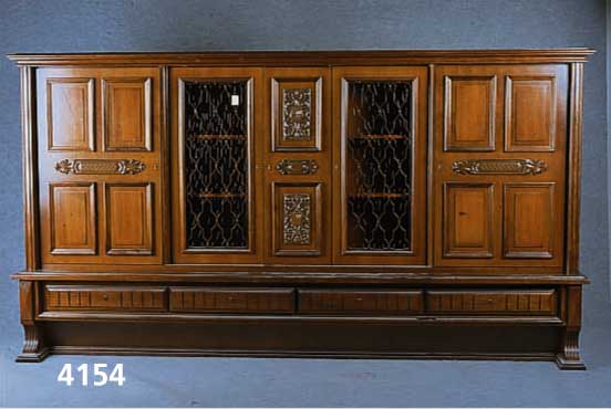 BÜcher- bzw. Mehrzweckschrank, deutsch, um 1965, Verstrebungen und Arbeitsteile Nußbaum massiv, Nußbaumfurnier gespiegelt, Unterteil in sich ...
