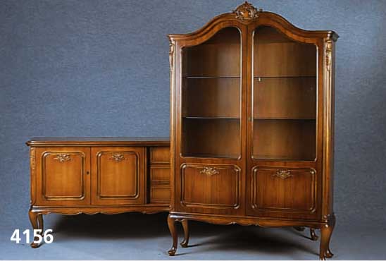 Vitrine und Sideboard, deutsch, um 1965, Nußbaum massiv, z.T aus dem Vollholz geschnitz t, z.T. aufgesetzte Leisten, Bildhauerarbeit, Sideboard ...