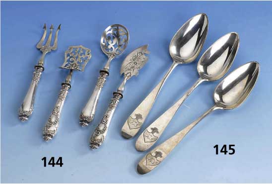 4-teiliges Petits-Fours-Vorlegebesteck, Frankreich um 1900, Griffe Silber, Gebr.-Teile Metall versilbert mit reicher Durchbrucharbeit, in orig. ...