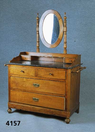 Spiegelkommode, deutsch, um 1880/90, Korpus Weichholz bzw. Linde, Kirschbaum massiv, Kirschbaumfurnier, Drechselarbeit, mit Schmink - und ...