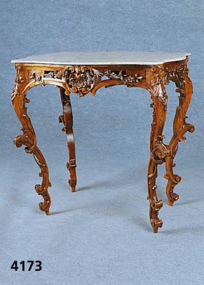 Salontisch, Frankreich, um 1895/1905, Unter- bau Nußbaum massiv, reiche Schnitzerei, z.T. mit Durchbrucharbeit, Blumen und Rocaillen aus dem ...