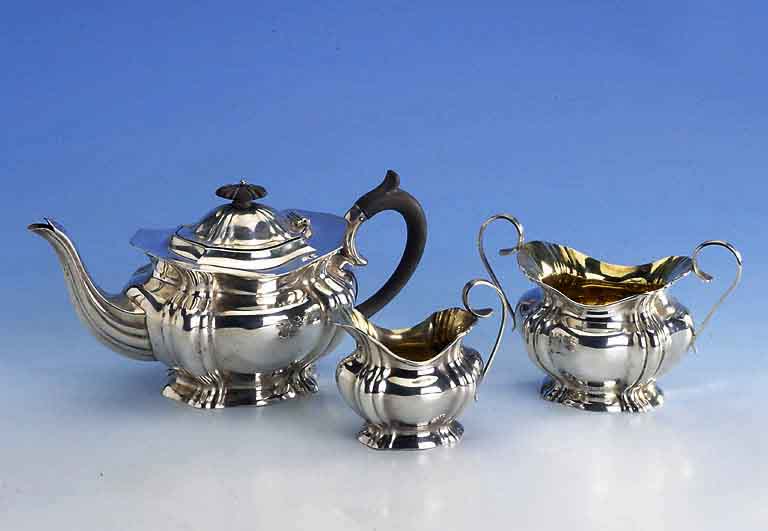3-teiliges Teeservice, Walker & Hall, Schefield 1905, 925er Silber, Innenvergoldung, bauchiger Korpus in Fuß und Hals eingezogen, barockisierende ...