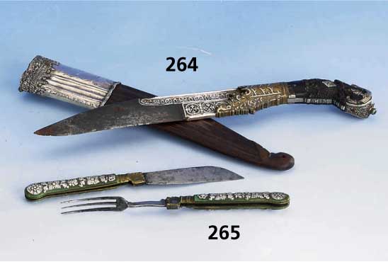 Reisebesteck, um 1720, deutsch, best. aus: Messer und Gabel, klappbar, Griff aus Messing/Stahl, grÜn eingefÄrbter Knochen mit floralen ...