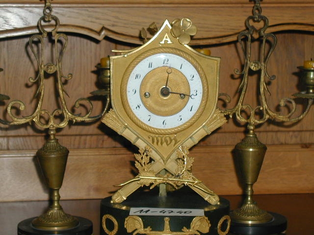 Tischuhr mit zwei Kerzenleuchtern (klein)
