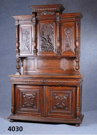 AufsatzmÖbel, Belgien, um 1900, Nußbaum, z.T . massiv, freistehende SÄulen, reiche Drechsel arbeit, aufgesetzte Flachschnitzerei aus dem ...