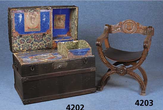 Scheren- bzw. Lutherstuhl, deutsch, um 1900, Buche massiv, reiche Schnitzereien, z.T. Flachschnitzereien, mit Adelswappen, original Lederbezug, ...
