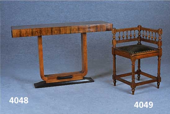 Konsole, ArtDeco, Frankreich, um 1920, geflammter Nußbaum, gespiegelt furniert, z.T schwarz abgesetzt, Fuß in zeittypischer Lyra- Form, sehr ...