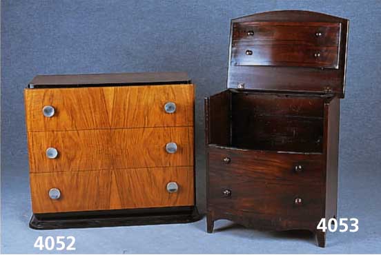 Kommode, ArtDeco, Frankreich, um 1925, geflammter Nußbaum, gespiegelt furniert, z.T. schwarz abgesetzt, 3 Schubladen, verchromte BeschlÄge, ...