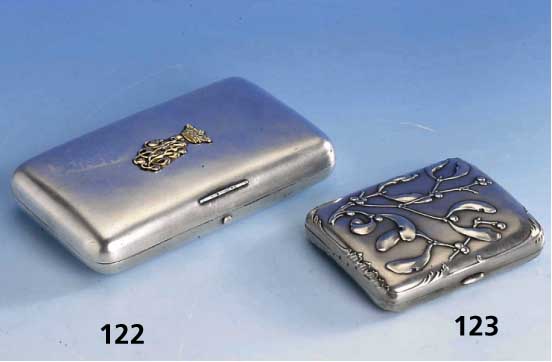 Jugendstil-Zigarettenetui, Frankreich um 1900, 800er Silber, Meistermarke C. MURAT, l. ge- wÖlbte Form, beids. erhabener Mistelzweigekor in asymm. ...