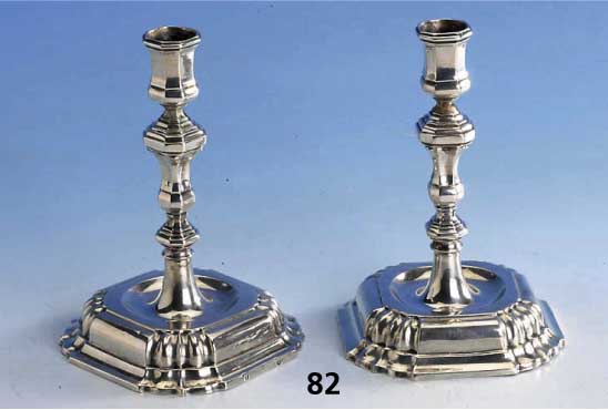 Kerzenleuchterpaar, deutsch, Augsburg um 1736/37, Silber, Tremoulierstich, Meister- marke vgl. Seling Band 3, die Kunst der Augsburger ...
