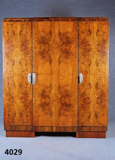 Art-Deco-Schrank, Frankreich, um 1935, Kor- pus Weichholz, kaukasisch Nußbaumfurnier, ge- spiegelt, lebhaftes Bild, Mittelteil leicht vorstehend, ...