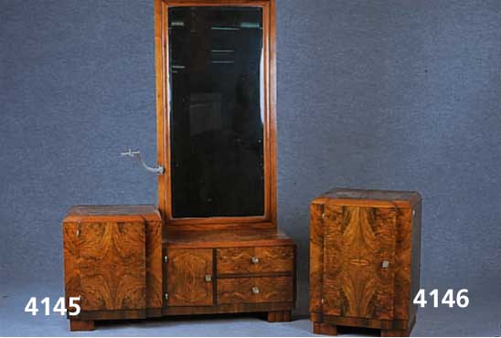 2 NachtschrÄnkchen, Frankreich, um 1935, Kor pus Weichholz, kaukasisch Nußbaum, gespiegelt, Sims 3-fach getreppt, schÖnes Art-Deco-MÖbel, ca. ...