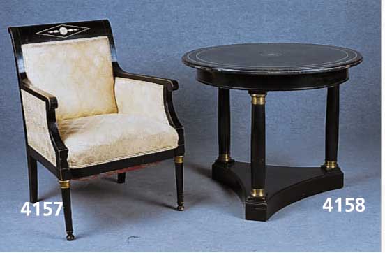 Salontisch, deutsch, wohl Dresden, um 1900, Nußbaum, Empirestil, schwarz gelackt, hervor- ragende Verarbeitung, Fadenintarsien aus Bir- kenholz, ...