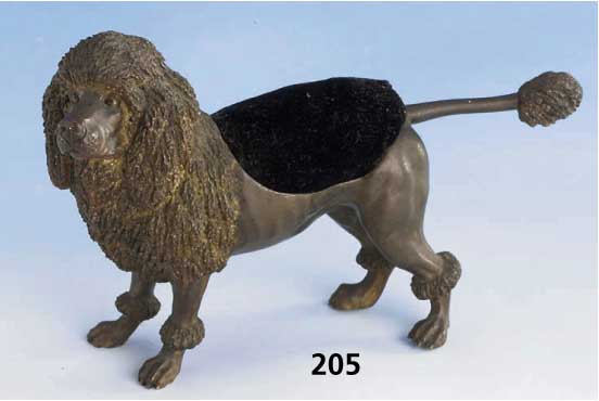 Gr. Wiener Bronze: Nadelkissen-Pudel, Bronze patiniert, schwarzes Samtkissen er- setzt, L. ca. 19 cm, am Bauch bez. "GeschÜtzt"