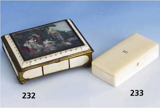 Schmuckschatulle aus Elfenbein, Frankreich um 1900, aus Adelsbesitz, schwundrissig, ca. 13 x 6 x 3 cm, Klappscharnier