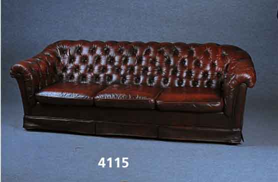3-sitzer Sofa, deutsch, im Englischen Stil, Vorbild 1890/1900, lose Kissen, RÜcken und Seiten genoppt, rotbrauner Lederbezug, pati- niert, ...