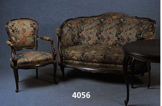 Salongruppe, deutsch, um 1900/10, Buche mas- siv, bestehend aus Sofa, 2 Armlehnsessel und Tisch, sparsame Schnitzereien, Tisch ursprÜng- lich nicht ...
