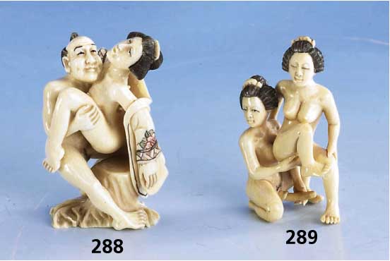 Objekt, Erotika, aus Mammutelfenbein, China nach 1900, schwarz/bunt staffiert, vollplast. Darstellung eines chinesischen Paares, H ca. 5.5 cm, ...
