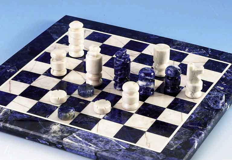Schachspiel aus Sodalith, Schachbrett und Spielfiguren aus weißem und blauem Sodalith, geschliffen und poliert, Figurenh. ca. 7 - 40 mm, ...
