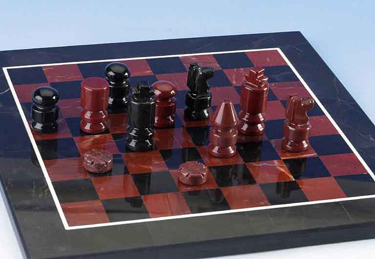 Schachspiel aus Jaspis, Schachbrett und Spielfiguren aus schwarzem u. rotem Jaspis, geschliffen und poliert, Figurenh. ca. 7 - 40 mm, Brettmaße ...