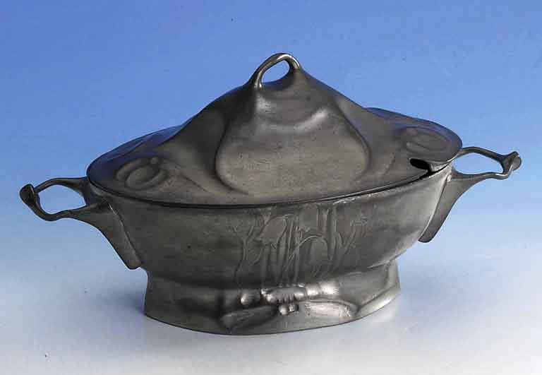 Deckelterrine, deutsch um 1900, Kayserzinn, reiner Jugendstil, Entwurf; Prof. Leven, stilrein, dekorativ, sammelw., ca. 15 x 31 x 16 cm