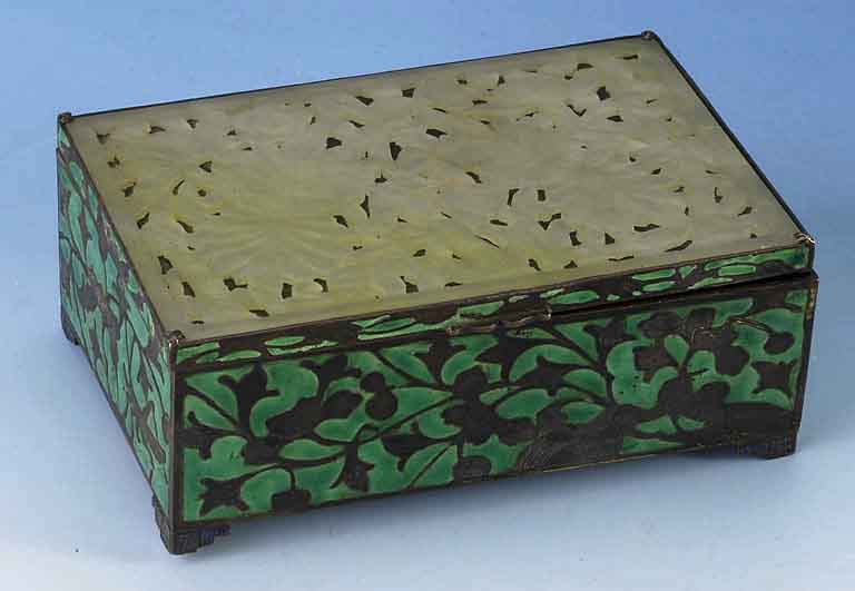 Deckeldose, um 1900, Metallkorpus, grÜn emailliert, florale Konzepztion, Boden sign. Adein Chine, Deckel mit Scharnier, eingelassene ...